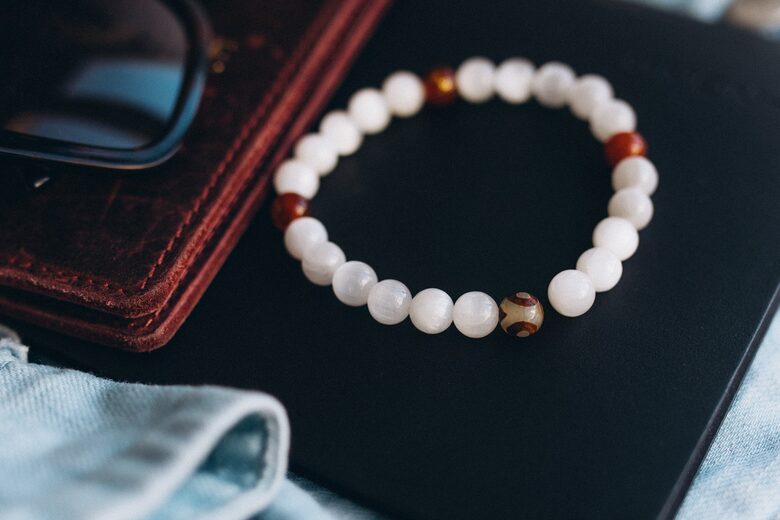 3 astro zīmju aproce ar selenītu