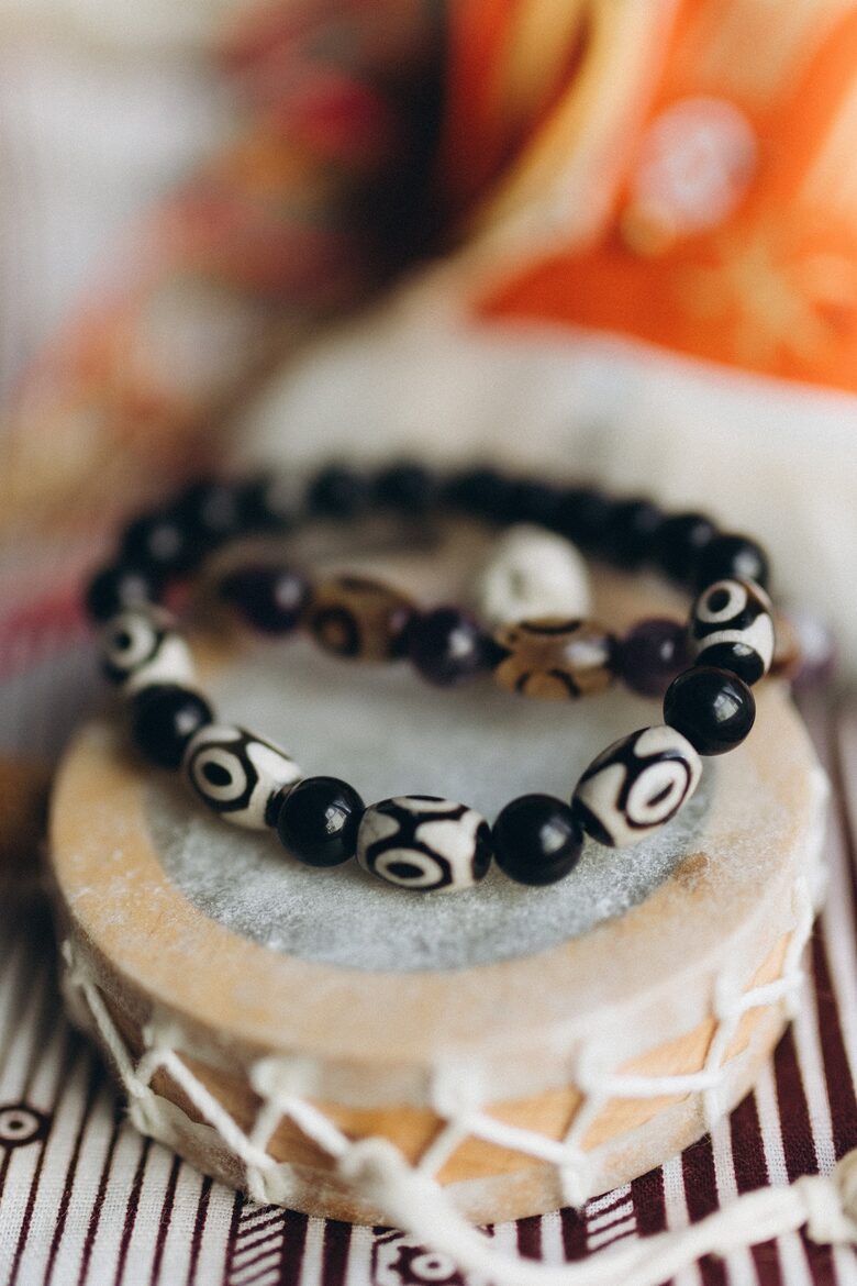 Tibetas dzi pērļu aproce (ar obsidiānu)