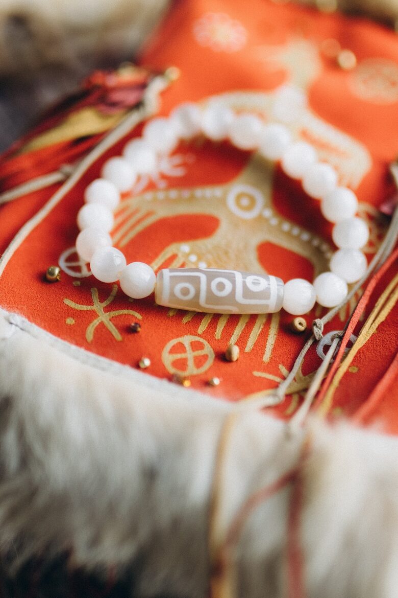 Tibetas 9 acu dzi pērles aproce (balta)