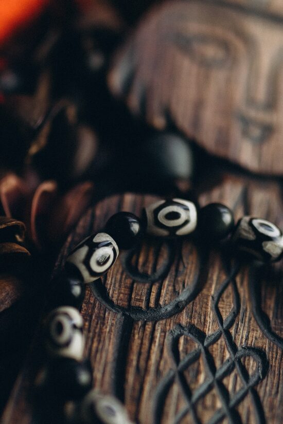 Tibetas dzi pērļu aproce (obsidiāns)