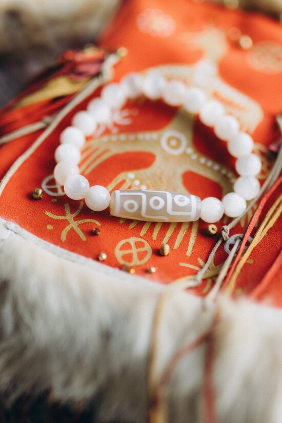 Tibetas 9 acu dzi pērles aproce (balta)