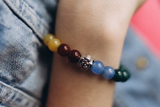 Kvarca (krāsota) aproce ar zodiaka zīmes pērlīti