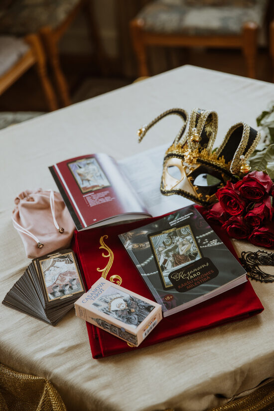 "Taro kāršu nozīmes mīlas dzīvē" grāmata